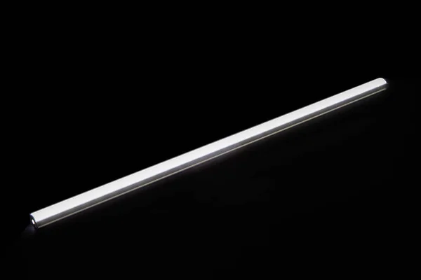 Brillante barra de luz led blanca sobre fondo negro . —  Fotos de Stock