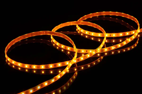 Siyah arkaplanda sarı şeritli bant.