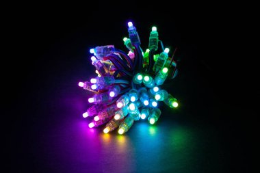 Parlayan Rgb siyah arka planda piksellere öncülük etti..