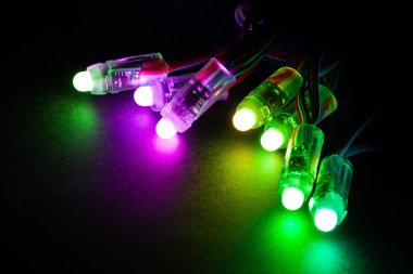 Parlayan Rgb siyah arka planda piksellere öncülük etti..