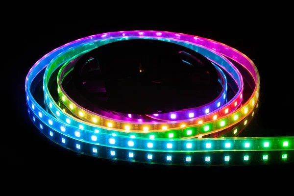 Striscia LED RGB su bobina con sfondo nero . — Foto Stock