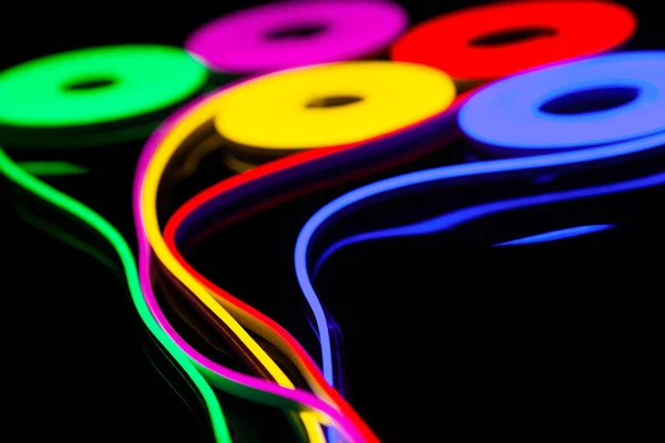 Esnek bantlı neon esneme siyah arkaplanda farklı renklerde.