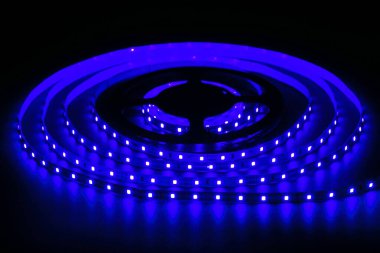 Mavi öncü şerit siyah arka planda.