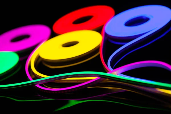 Esnek bantlı neon esneme siyah arkaplanda farklı renklerde.