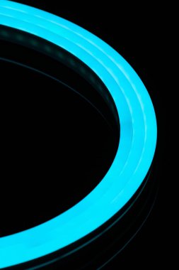 Esnek mavi bant siyah arkaplanda neon esnek yakın plan.