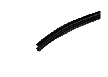 Pencereyi kapatmak için ruber köpük mühürleniyor. Beyaz arkaplanda izole edilmiş..