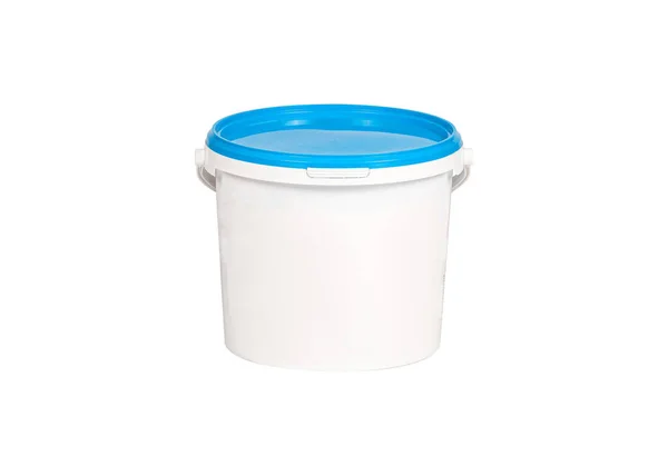 Beyaz arka planda izole edilmiş beyaz plastik kova