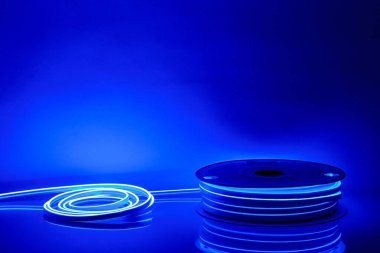 Esnek mavi Led neon şeritli siyah arkaplan.