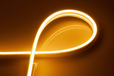 Siyah arkaplanda esnek beyaz Led neon şerit.