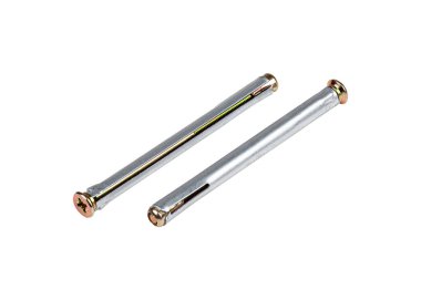 Beyaz arkaplanda izole edilmiş yeni metal vidalar.