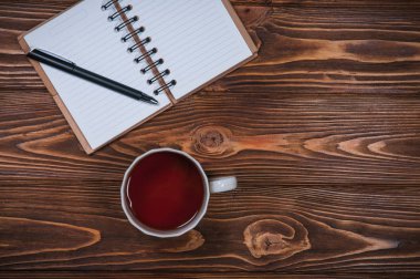 bir kupa ve bir fincan çay bir masada dizüstü