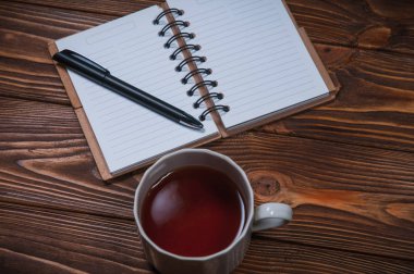 bir kupa ve bir fincan çay bir masada dizüstü