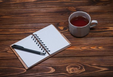 bir kupa ve bir fincan çay bir masada dizüstü