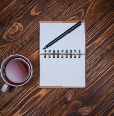 bir kupa ve bir fincan çay bir masada dizüstü