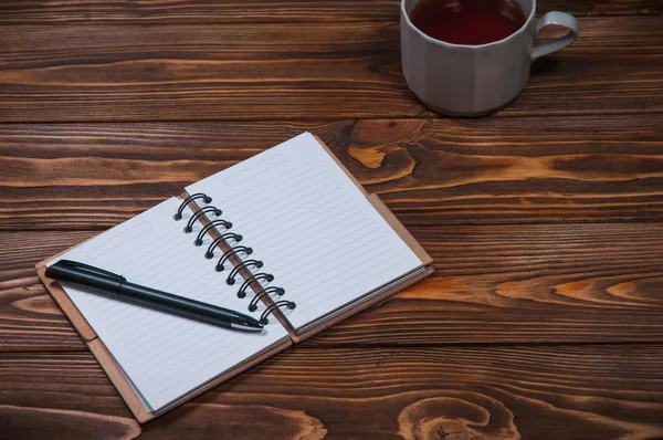 bir kupa ve bir fincan çay bir masada dizüstü