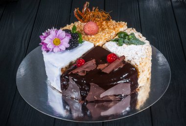 Ahşap bir siyah arka plan üzerine lezzetli pasta