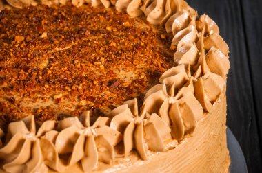 Ahşap bir siyah arka plan üzerine lezzetli pasta