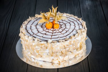 Ahşap bir siyah arka plan üzerine lezzetli pasta