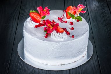 Ahşap bir siyah arka plan üzerine lezzetli pasta