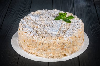 Ahşap bir siyah arka plan üzerine lezzetli pasta