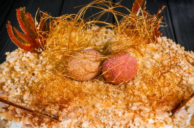 Ahşap bir siyah arka plan üzerine lezzetli pasta