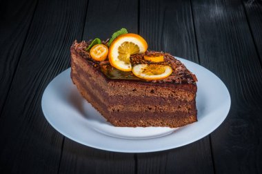 Ahşap bir siyah arka plan üzerine lezzetli pasta