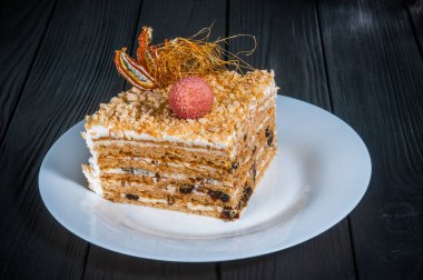 Ahşap bir siyah arka plan üzerine lezzetli pasta