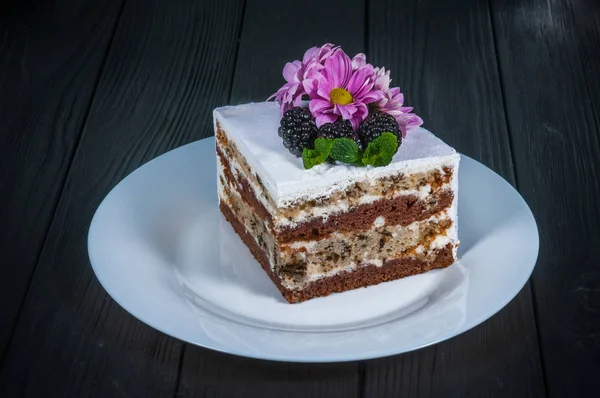 Delicioso pastel sobre un fondo negro de madera — Foto de Stock