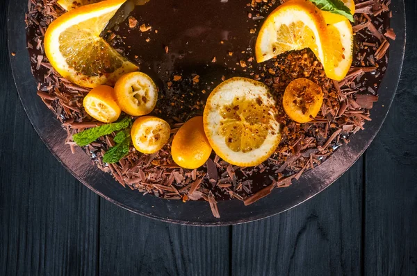 Delicioso pastel sobre un fondo negro de madera — Foto de Stock