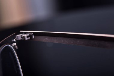 Siyah arkaplanda gözlük