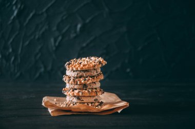 Koyu eski ahşap masa üzerinde çikolata parçacıklı kurabiyeler. Yeni pişirilmiş. Kopyalama alanı ile Seçici Odaklanma.