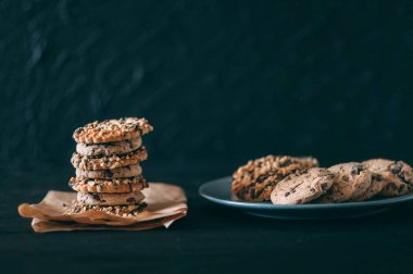 Çikolatalı kurabiye ile karanlık eski ahşap tabloda metin fırından yeni çıkmış., yer