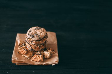 Çikolatalı kurabiye ile karanlık eski ahşap tabloda metin fırından yeni çıkmış., yer