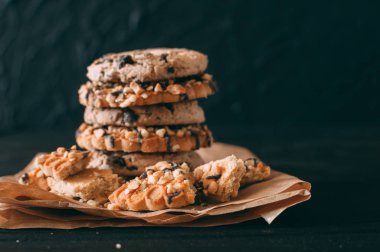 T için çikolatalı kurabiye ile karanlık eski ahşap tabloda yer