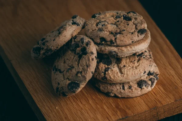 Chocolate Chip Cookies auf dunklem alten Holztisch mit Platz für Text., frisch gebacken. Selektiver Fokus mit Kopierraum. — Stockfoto