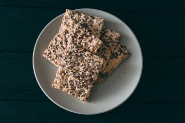 Mısır bisküvi susam serpilir