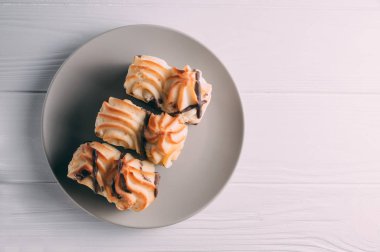 ahşap arka plan üzerinde lor pastası