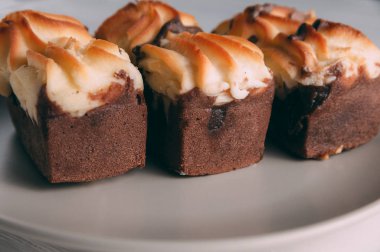 ahşap arka plan üzerinde lor pastası