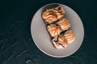 ahşap arka plan üzerinde lor pastası