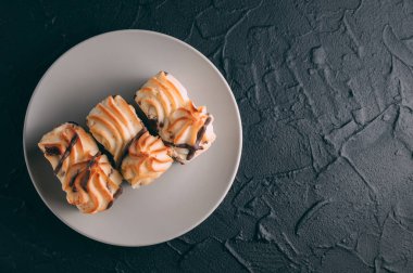 ahşap arka plan üzerinde lor pastası