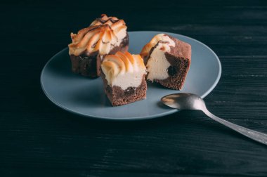 ahşap arka plan üzerinde lor pastası