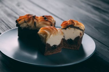 ahşap arka plan üzerinde lor pastası