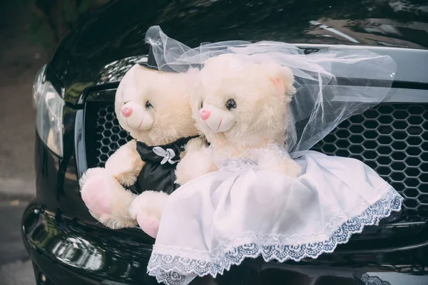 Wedding toy car with stringed cans and Bouquet — Stock Photo, Image