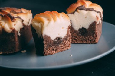 ahşap arka plan üzerinde lor pastası