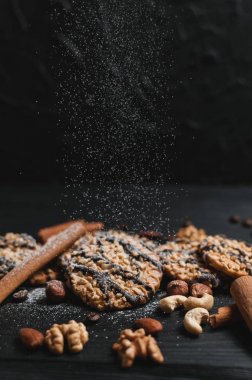 Ev yapımı kurabiye tatlı. Çikolatalı, yulaf ezmesi kuru üzüm, hamur ve fındık. Metin menü gıda arka.