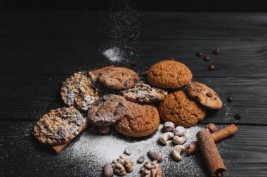 Ev yapımı kurabiye tatlı. Çikolatalı, yulaf ezmesi kuru üzüm, hamur ve fındık. Metin menü gıda arka.