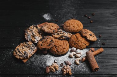 Ev yapımı kurabiye tatlı. Çikolatalı, yulaf ezmesi kuru üzüm, hamur ve fındık. Metin menü gıda arka.