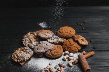 Ev yapımı kurabiye tatlı. Çikolatalı, yulaf ezmesi kuru üzüm, hamur ve fındık. Metin menü gıda arka.