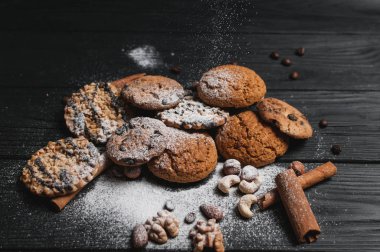 Ev yapımı kurabiye tatlı. Çikolatalı, yulaf ezmesi kuru üzüm, hamur ve fındık. Metin menü gıda arka.