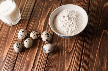Malzemeler için karanlık rustik ahşap bac üzerinde ev yapımı pasta pişirme